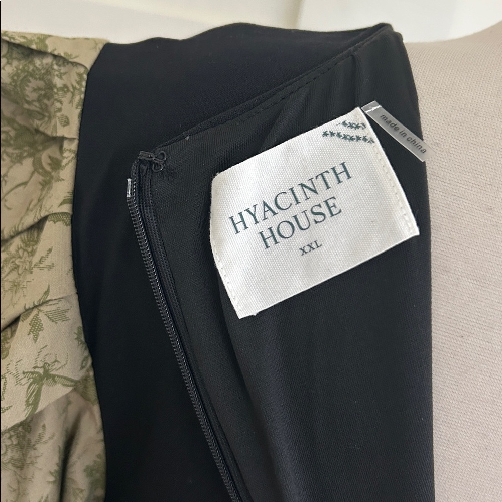 Tuckernuck- Hyacinth House black Juliet maxi dress with gathered green sleeves - Picture 8 of 11